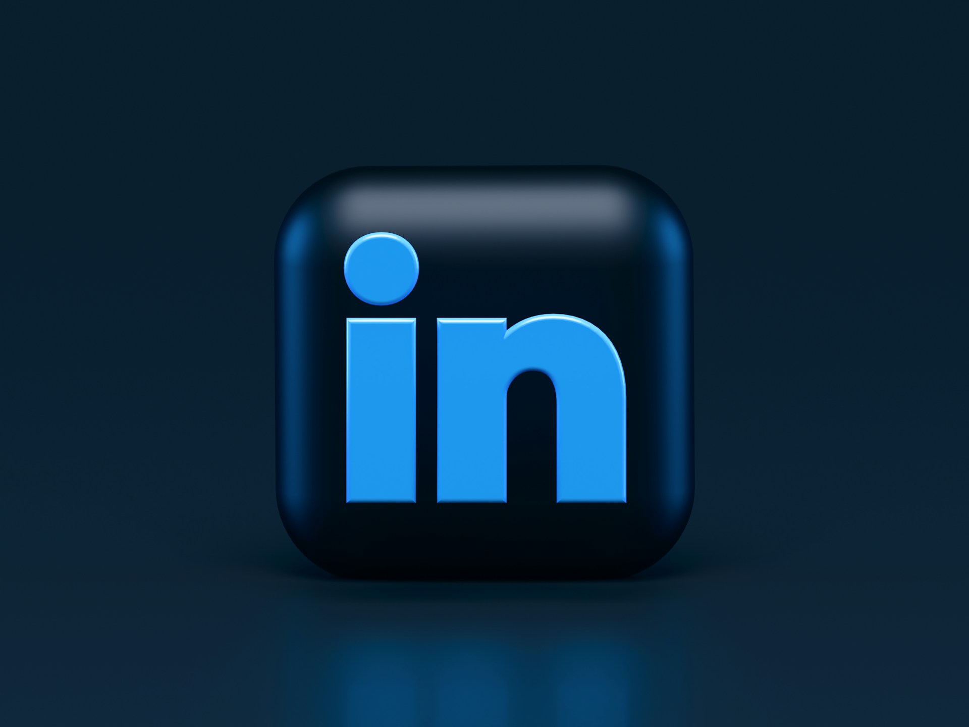 Social media marketing for boosting online presence through linkedin